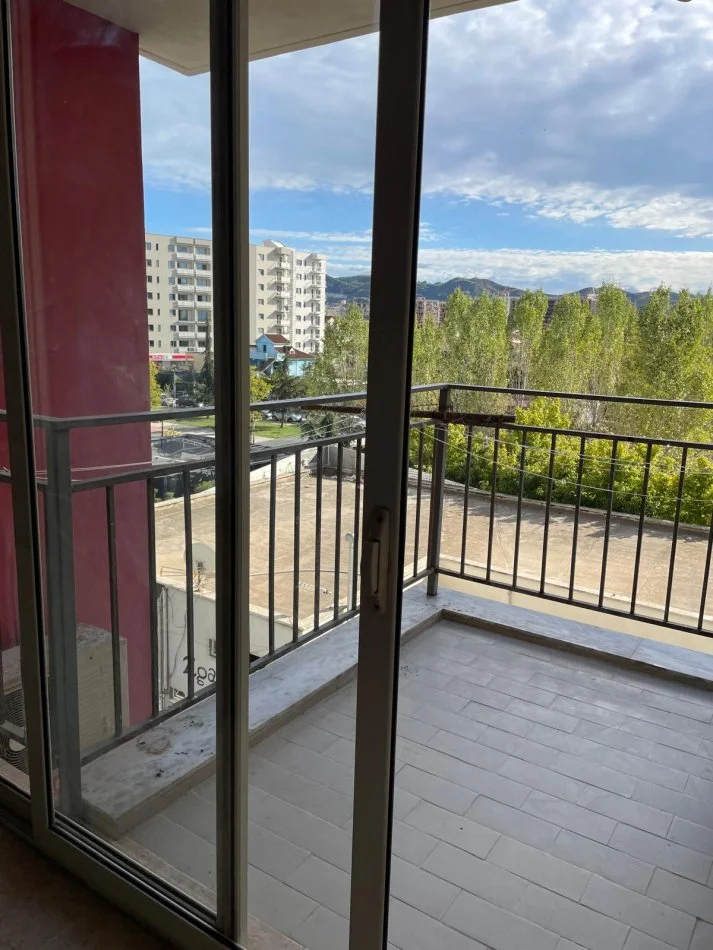 Tirane, jepet me qera apartament 2+1 Kati 3, 95 m² 450 € (Ish fusha aviacjonit)