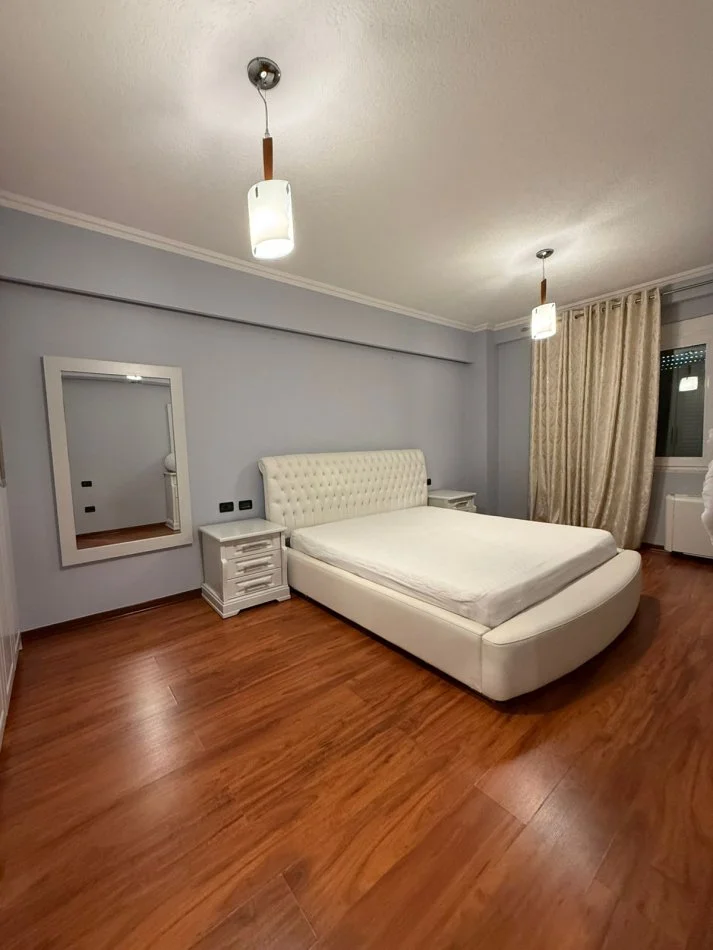 Tirane, jepet me qera apartament 3+1+Ballkon Kati 4, 140 m² 2.000 € (Blloku)