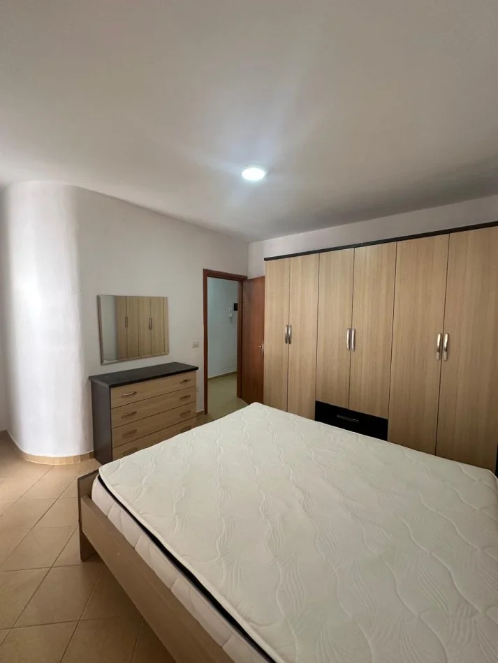 Tirane, jepet me qera apartament 2+1 Kati 5, 450 € (Perball Grand Gallery)