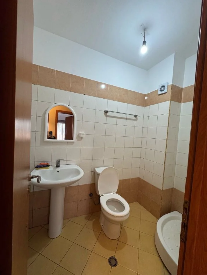 Tirane, jap me qera apartament 2+1+Ballkon Kati 3, 97 m² 450 € (Te pallatet Fratari)