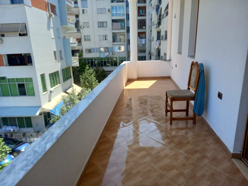 Tirane, jepet me qera apartament 1+1 Kati 4, 70 m² 350 € (Vila L Astir tek Pasticeri Nela)