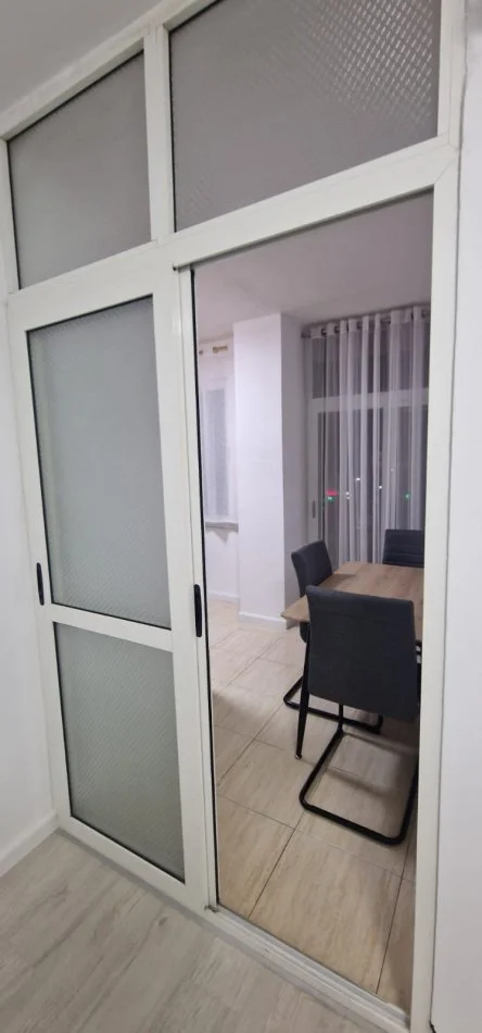 Tirane, jepet me qera apartament 1+1+Aneks+Ballkon Kati 3, 70 m² 680 € (Komuna e Parisit)