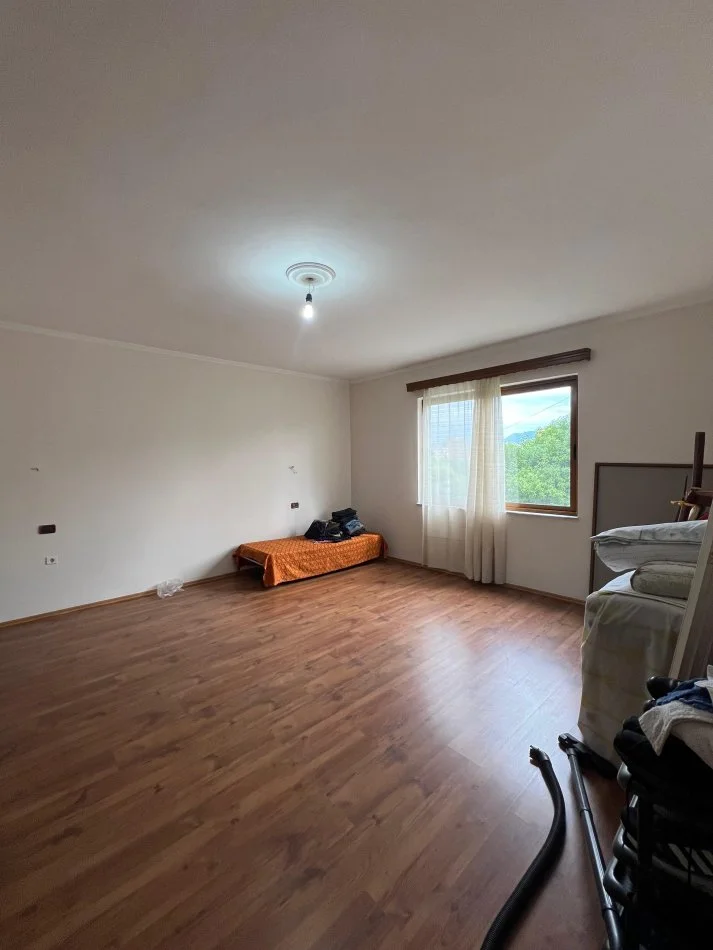 Tirane, jepet me qera apartament 3+1+Ballkon Kati 1, 140 m² 700 € (Prane Lake View Residence Liqeni)