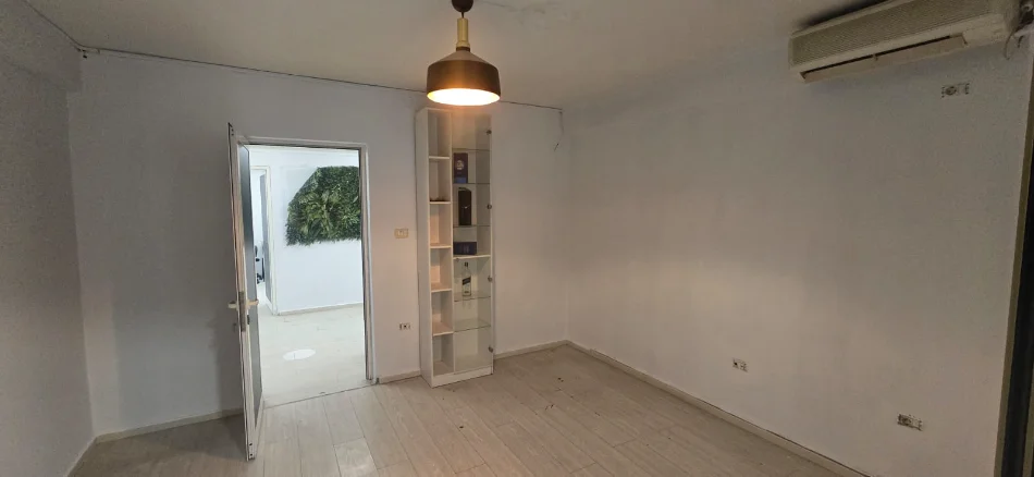 Tirane, jepet me qera ambjent biznesi Kati 1, 120 m² 1.000 € (Sheshi Wilson / Ish-Blloku)