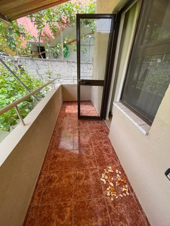 Tirane, shitet shtepi 3 Katshe , 300 m² 350,000 € (shkoze)