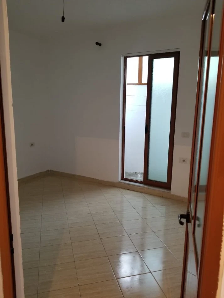 Tirane, jap me qera shtepi 2+1 Kati 0, 84 m² 300 € (Babrru Qender, rruga “Demokracia”)