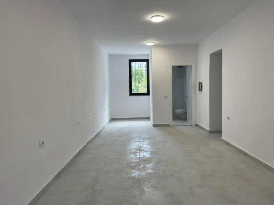 Tirane, jepet me qera Kati 0, 70 m² 800 € (Stadiumi Dinamo)