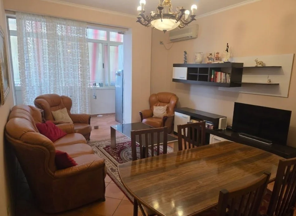 Tirane, jepet me qera apartament 2+1 Kati 5, 80 m² 650 € (Rruga Fortuzi)