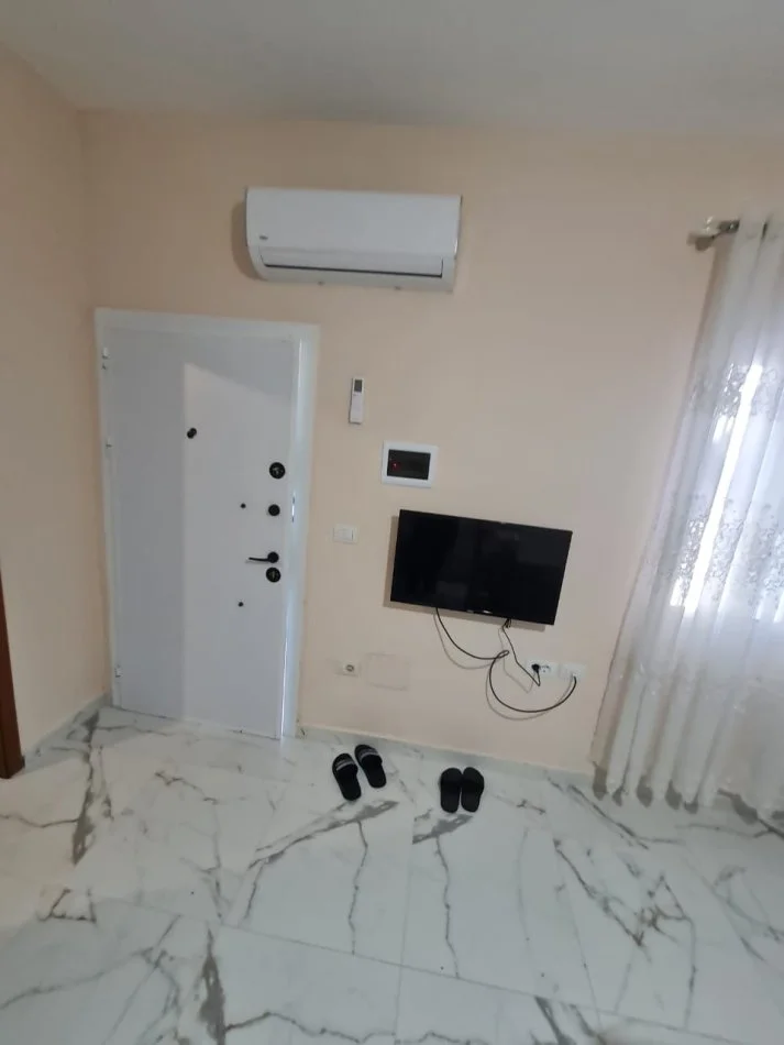 Tirane, jepet me qera apartament 1+1+Ballkon Kati 2, 78 m² 400 € (Kinostudio)