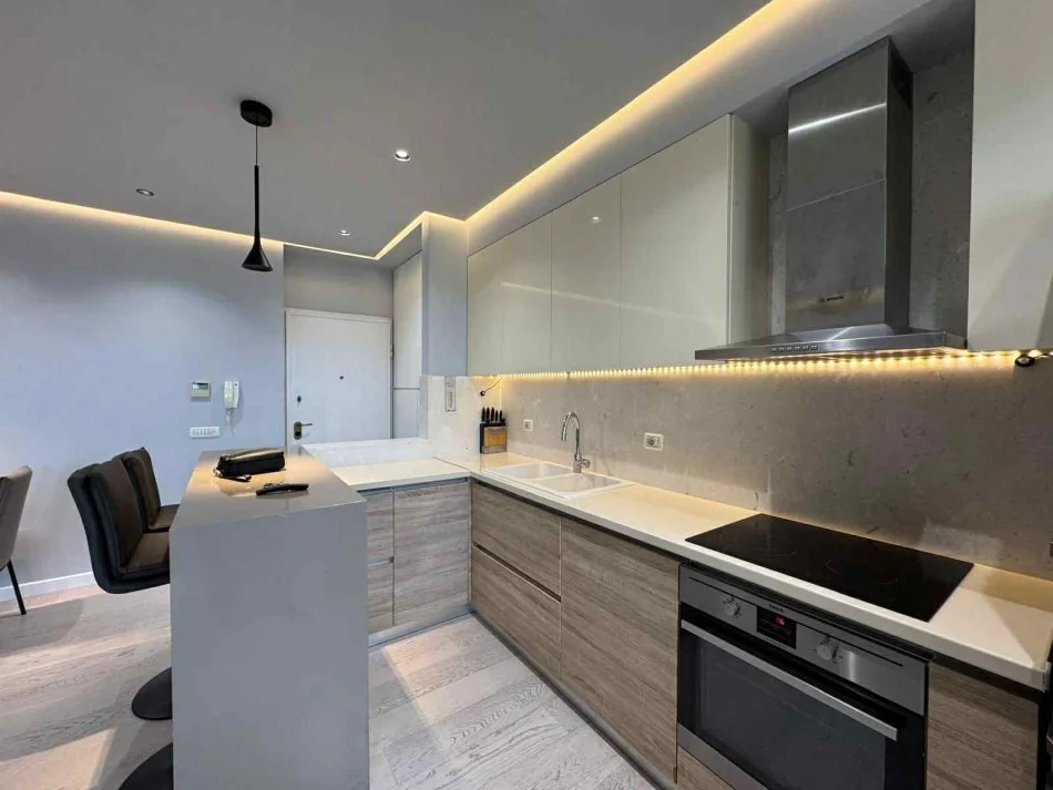 Tirane, jepet me qera apartament 2+1+Ballkon Kati 3, 100 m² 950 € (RRUGA PETI LIQENI I THATE)