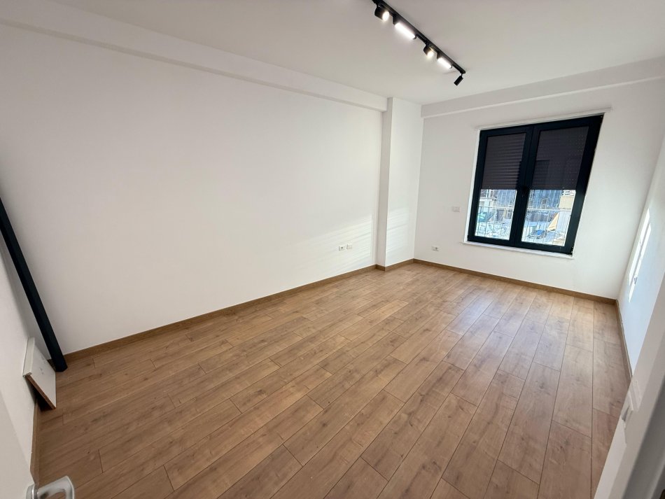 Tirane, jepet me qera apartament 2+1 Kati 2, 90 m² 600 € (stacioni i trenit)