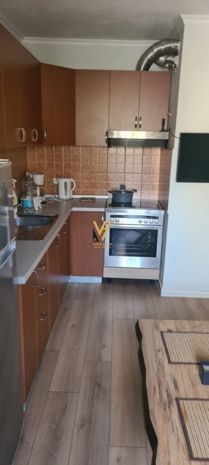 Tirane, jepet me qera apartament 1+1+Ballkon Kati 4, 50 m² 400 € (ALI DEMI)