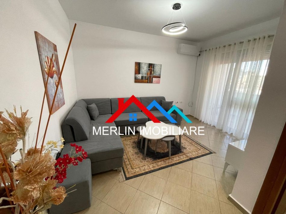 Tirane, jepet me qera apartament 1+1+Ballkon Kati 4, 70 m² 550 € (SELVIA)