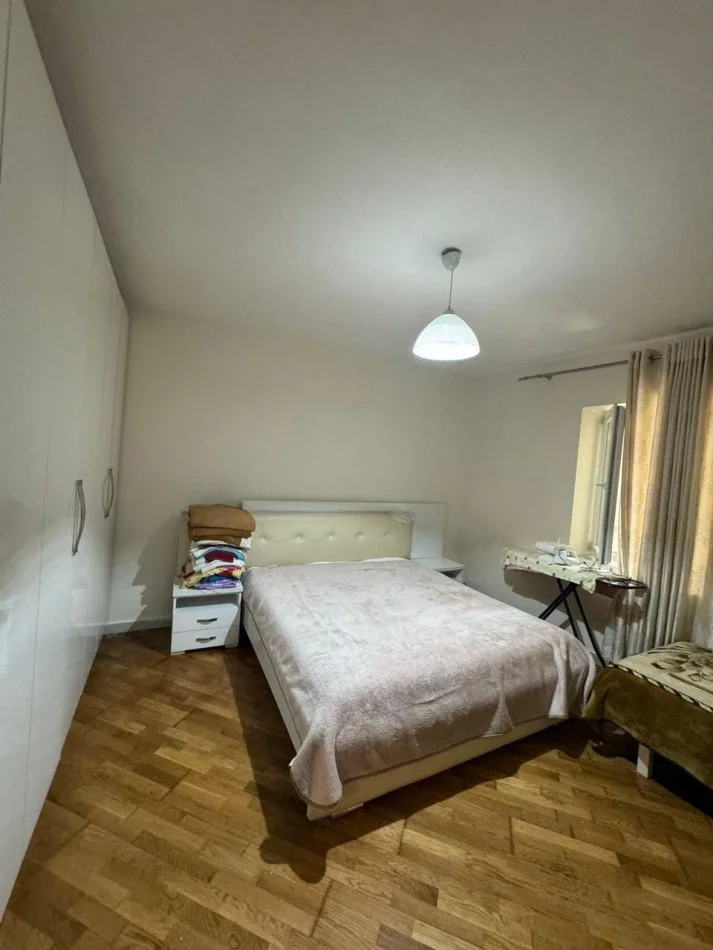Tirane, jepet me qera apartament 1+1 Kati 1, 600 € (Gjik Kuqali)