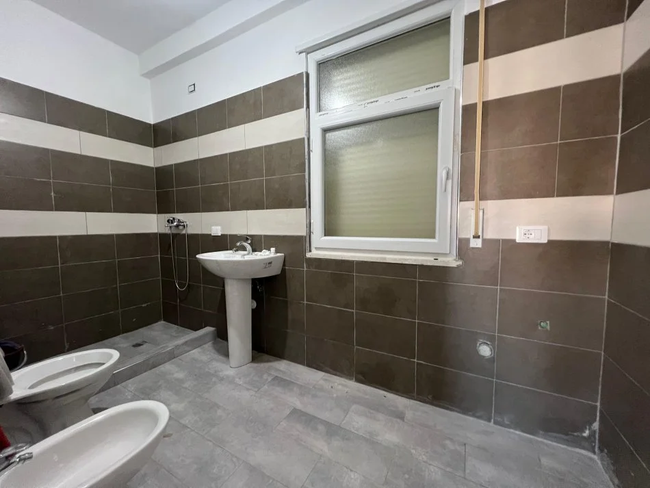 Tirane, shitet apartament 2+1+Aneks+Ballkon Kati 2, 118 m² 110.000 € (Linze)