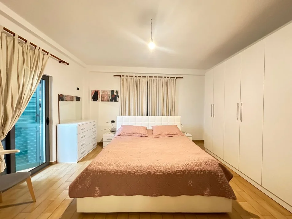 Tirane, jepet me qera apartament 2+1 Kati 2, 120 m² 600 € 