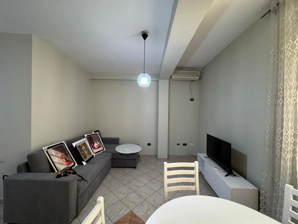 Tirane, jepet me qera apartament duplex 1+1 Kati 3, 500 € (Rruga e kavajes)