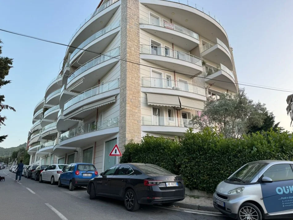 Tirane, jepet me qera 2+1 Kati 3, 107 m² 700 € 