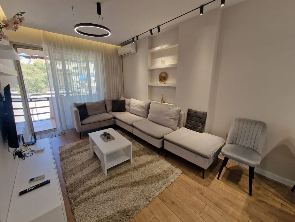 Tirane, jepet me qera apartament 1+1+Ballkon , 70 m² 600 € (Ambasada Amerikane)