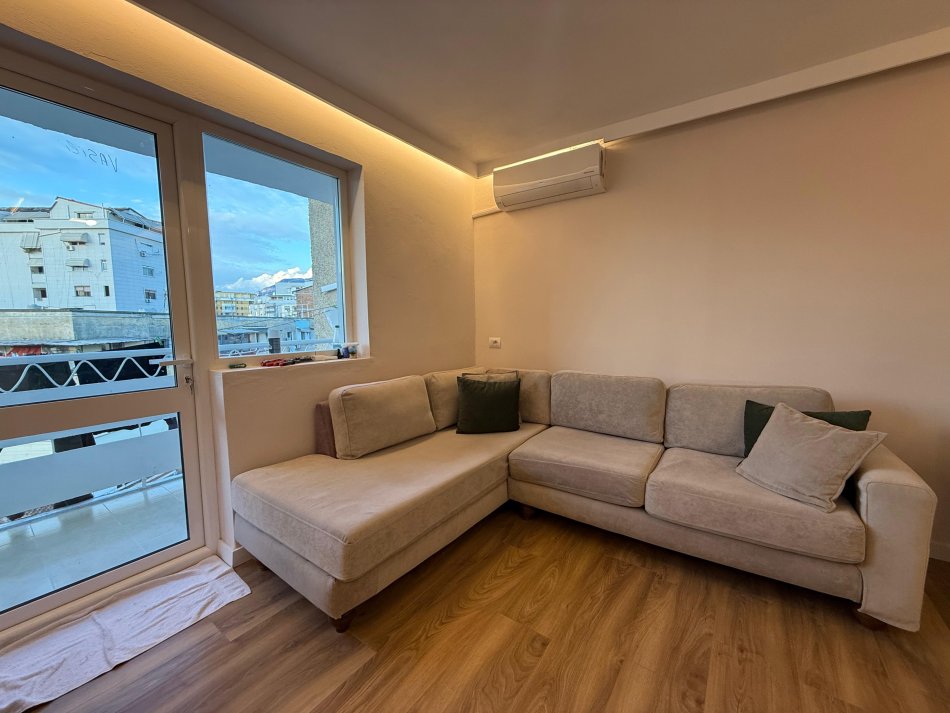 Tirane, jepet me qera apartament 1+1+Ballkon Kati 4, 60 m² 650 € (Mine peza)