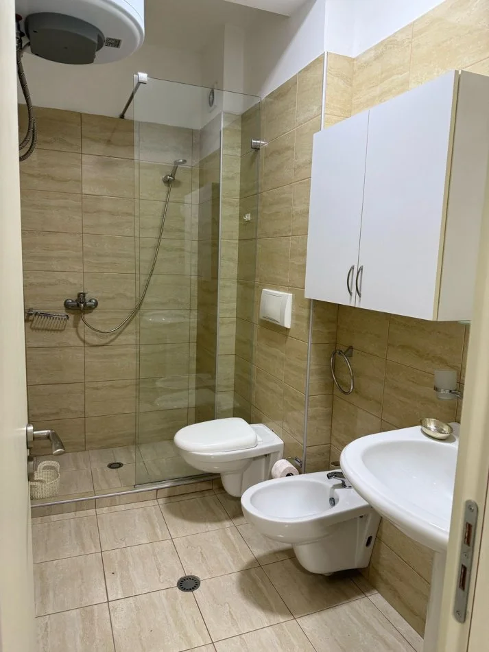 Tirane, jepet me qera apartament duplex 3+1+Ballkon Kati 0, 125 m² 1.200 € (Rezidenca Kodra e Diellit 1)