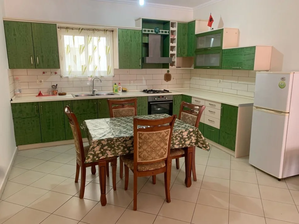 Tirane, jepet me qera apartament 2+1+Ballkon Kati 5, 106 m² 450 € (Tre Deshmoret Yzberisht)