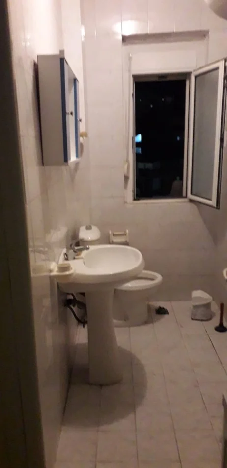 Tirane, jepet me qera apartament 2+1+Ballkon , 80 m² 450 € (Rruga Asim Vokshi perballe hurry fultz)