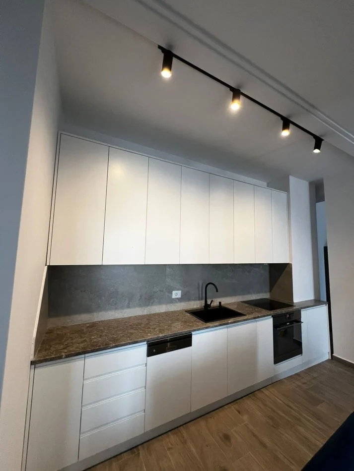 Tirane, jepet me qera apartament 2+1 Kati 3, 100 m² 800 € 