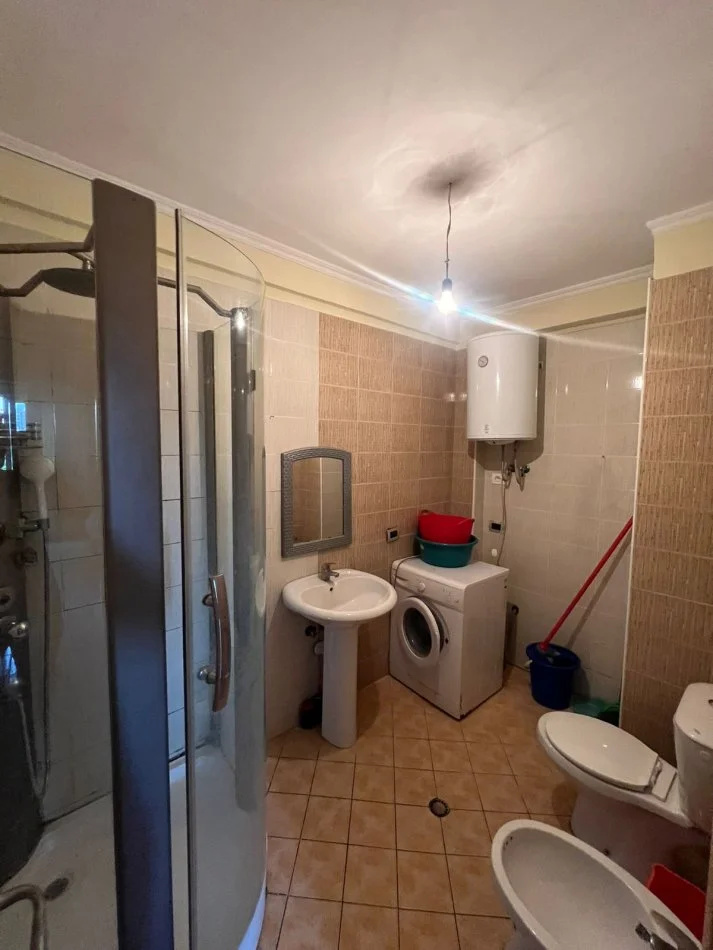 Tirane, jepet me qera apartament 2+1+Ballkon Kati 2, 100 m² 400 € (YZBERISHT)