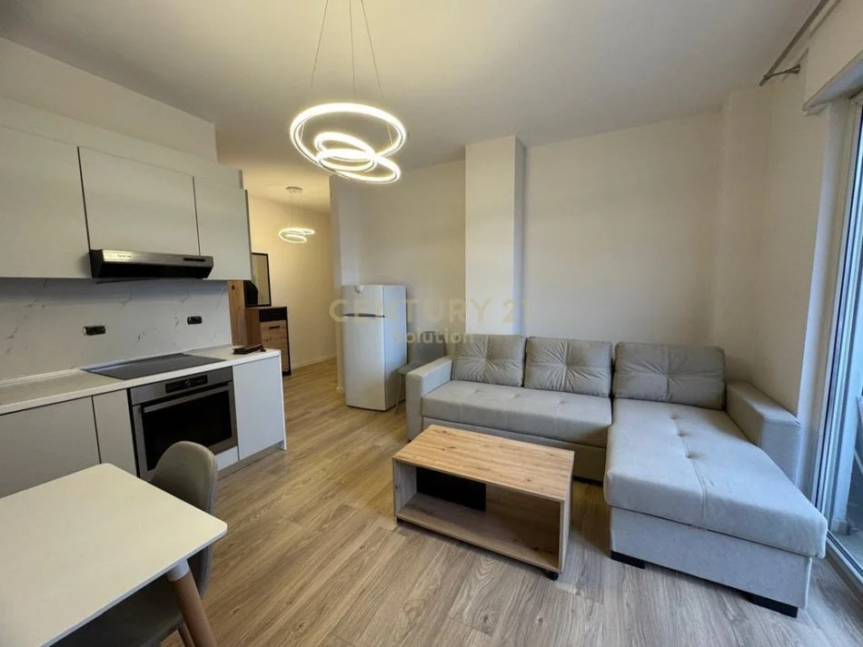 Tirane, jepet me qera apartament 1+1+Ballkon Kati 5, 70 m² 650 € (Komuna e Parisit, pranë Kompleksit Dinamo)