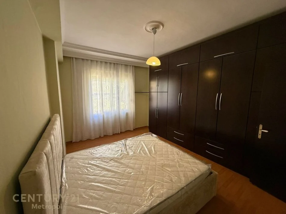 Tirane, jepet me qera apartament 1+1+Ballkon Kati 5, 70 m² 500 € (Komuna e Parisit)