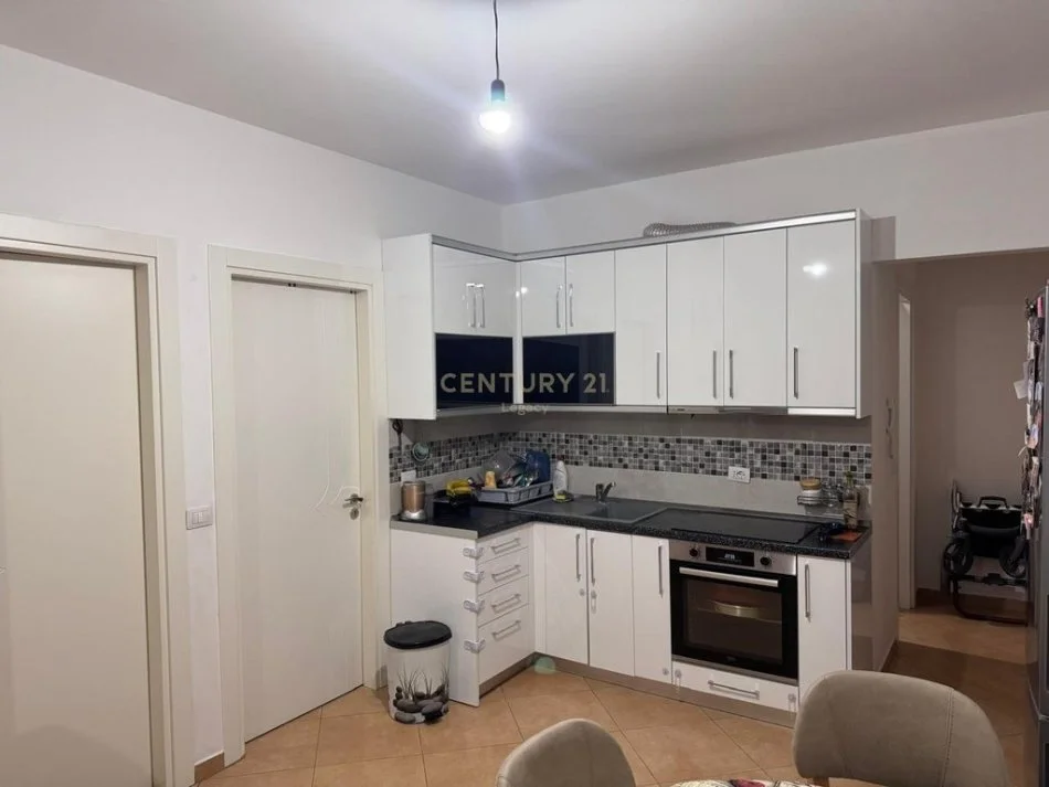 Tirane, jepet me qera apartament 2+1+Ballkon Kati 4, 76 m² 400 € (Fresku, pranë Ana Market, Tiranë)