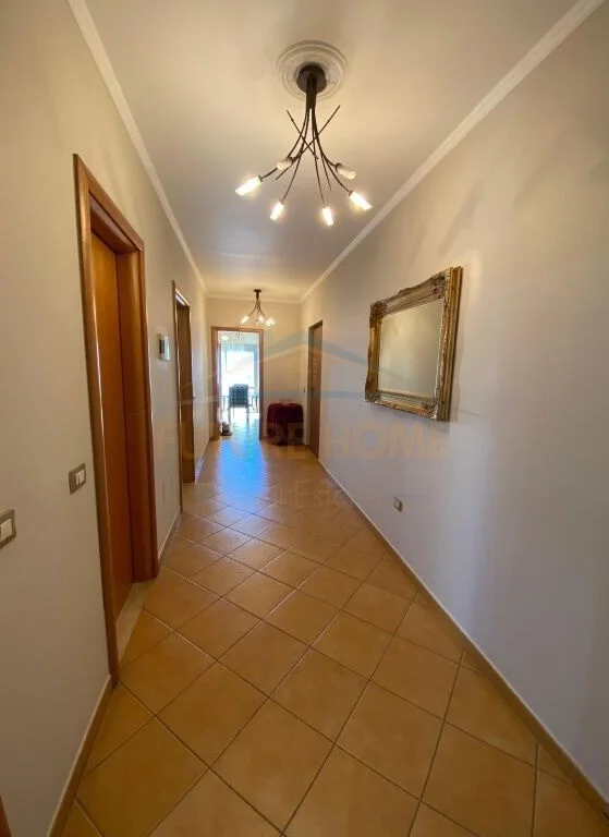 Tirane, jepet me qera apartament 2+1 Kati 7, 126 m² 700 € (Zogu i Zi)