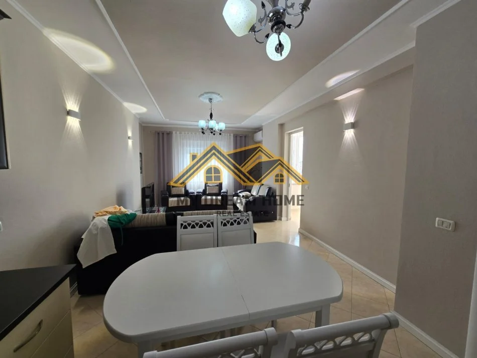 Durres, jepet me qera apartament 1+1 Kati 8, 70 m² 400 € (ISH URT)