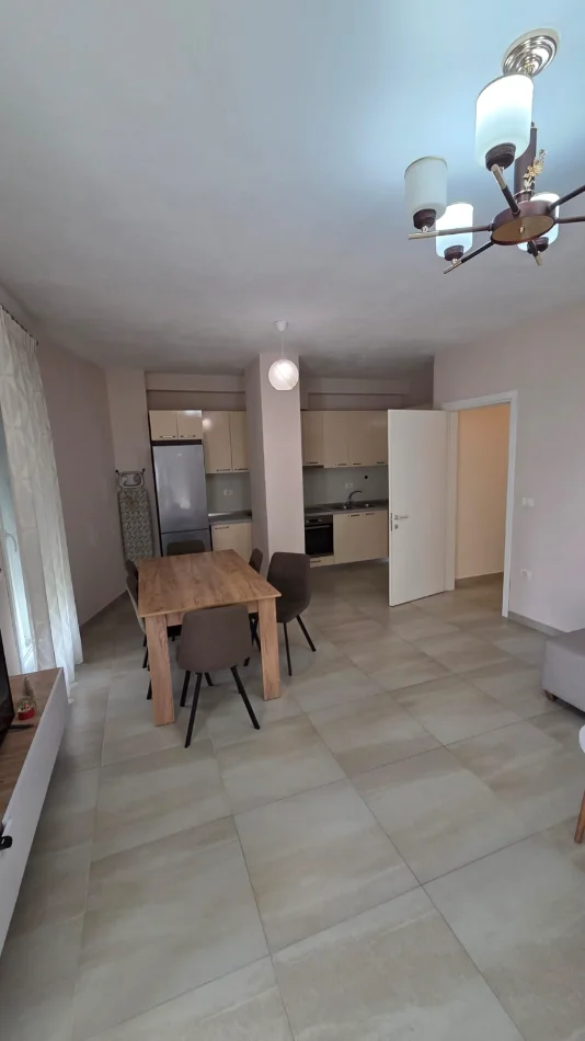 Tirane, jepet me qera apartament 3+1 Kati 3, 100 m² 650 € (Ali Demi)