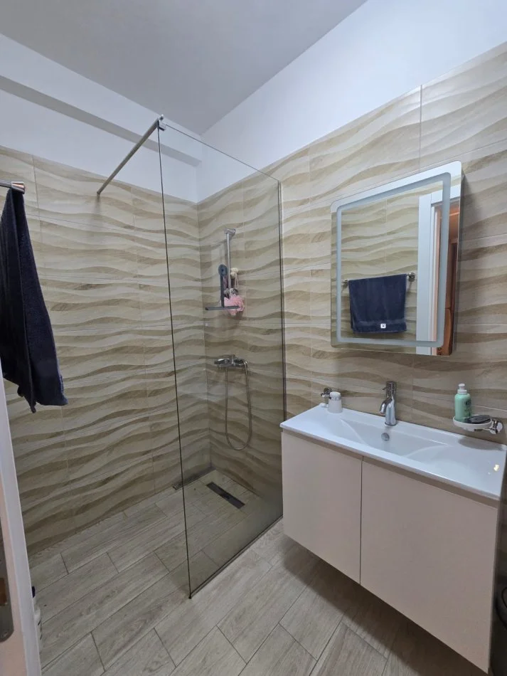 Tirane, jepet me qera apartament 2+1+Ballkon Kati 6, 103 m² 450 € (rruga 3 deshmoret)