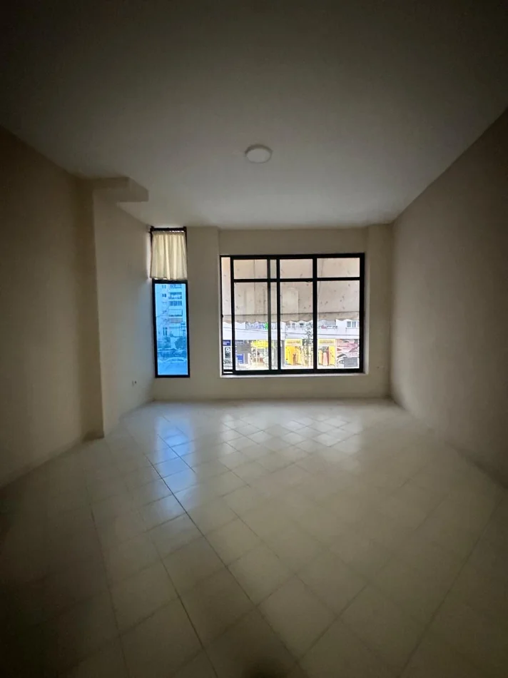 Tirane, jepet me qera ambjent biznesi Kati 1, 32 m² 250 € (Rruga Loni Ligori)