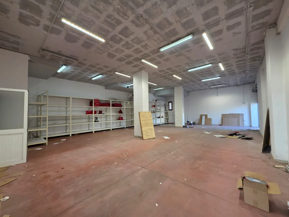 Tirane, jepet me qera magazine Kati 0, 300 m² 1.950 € (Casa Italia)