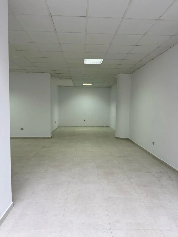 Tirane, jepet me qera dyqan Kati 0, 74 m² 700 € (21 dhjtori)