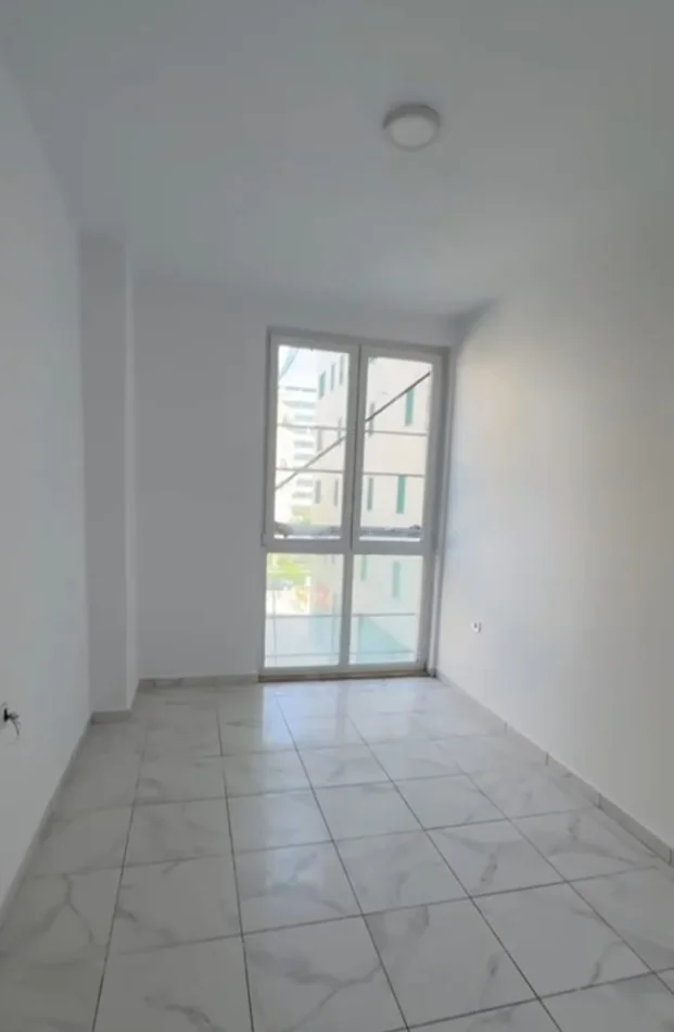 Tirane, jepet me qera ambjent biznesi Kati 2, 111 m² 1.100 € (prane Square 21)