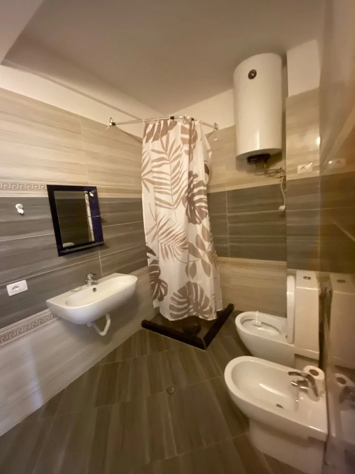 Tirane, jepet me qera apartament 2+1 Kati 2, 104 m² 750 € (Liqeni i Thate)