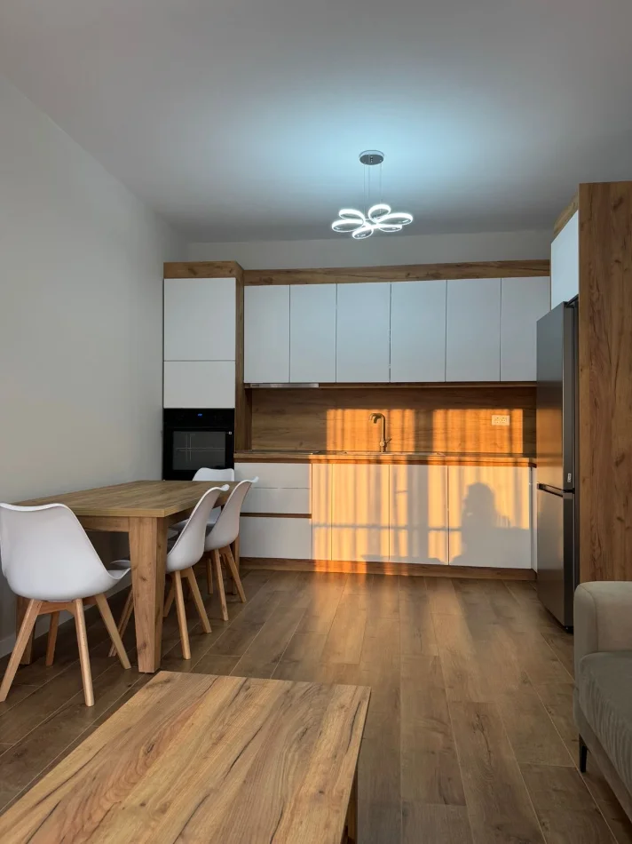 Tirane, jepet me qera apartament 2+1+Ballkon Kati 4, 95 m² 600 € (Apartament 2+1+2+Parking Per Qera I Pabanuar Me Pare Totalisht I Mobiluar)