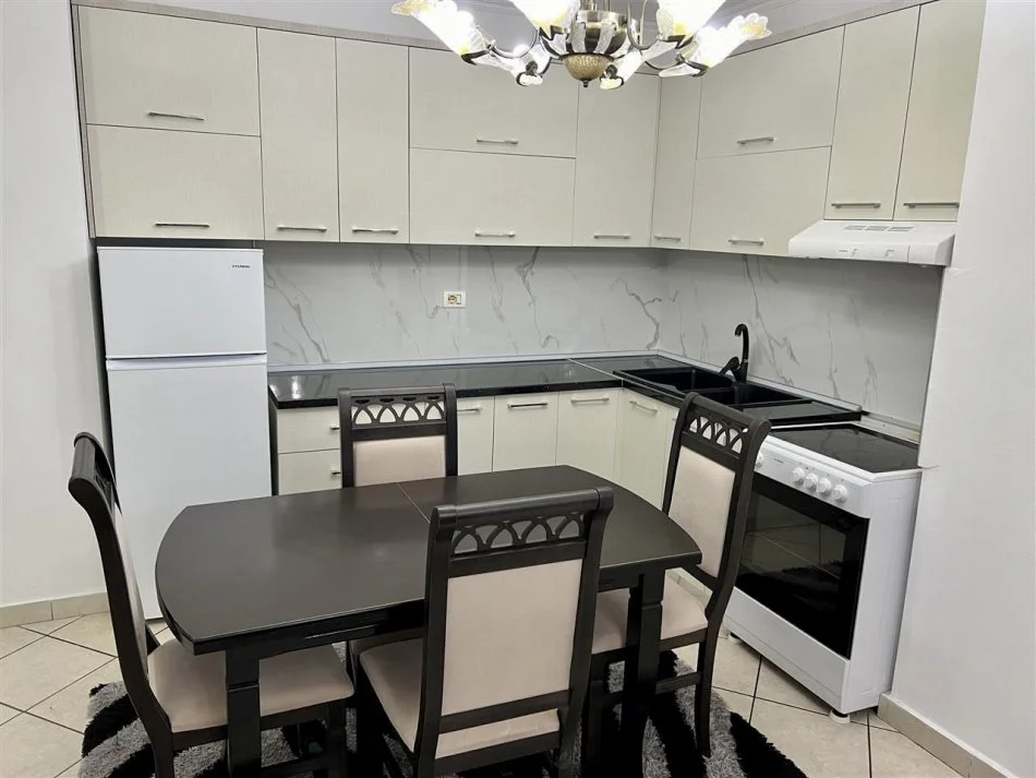 Tirane, jepet me qera apartament 2+1+Ballkon Kati 4, 98 m² 600 € (Rruga Tish Daija)