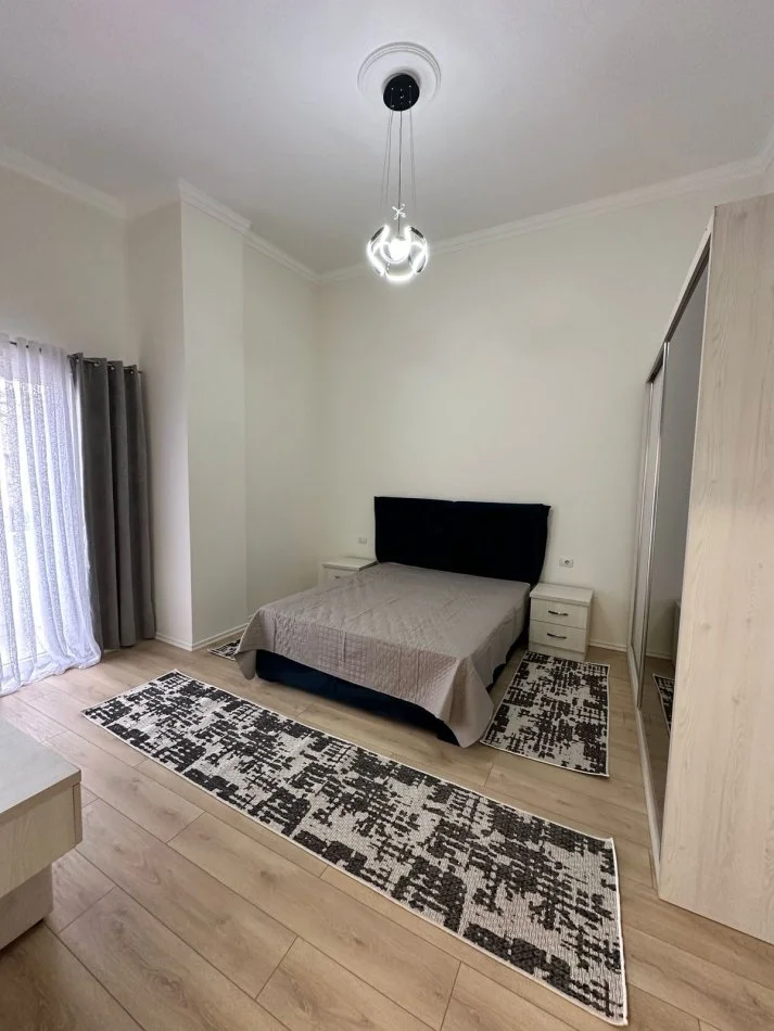Tirane, jepet me qera apartament 2+1+Ballkon Kati 4, 90 m² 600 € (Liqeni Thate)