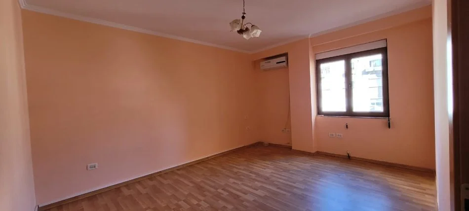 Tirane, jepet me qera apartament 2+1 Kati 4, 90 m² 470 € (QENDER)