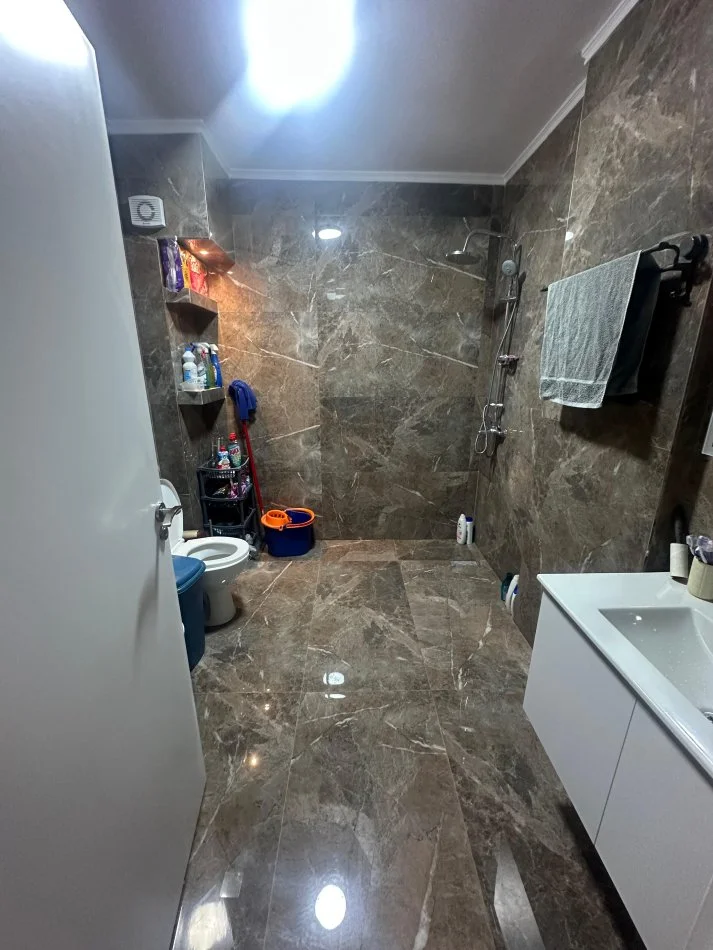 Tirane, jepet me qera apartament 1+1+Ballkon Kati 5, 78 m² 550 € (Rruga 5 Maji)