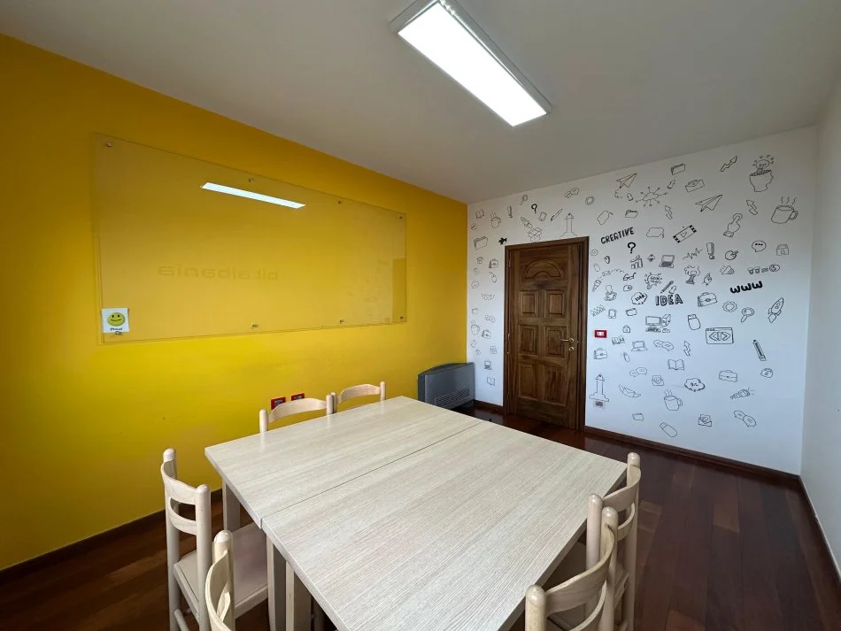 Tirane, jepet me qera ambjent biznesi Kati 8, 120 m² 1.200 € (Rruga e Dibres)