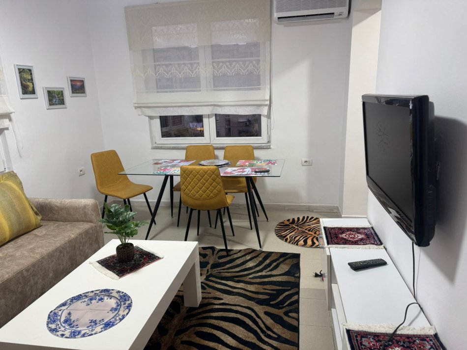 Tirane, jepet me qera apartament 1+1 Kati 1, 600 € 