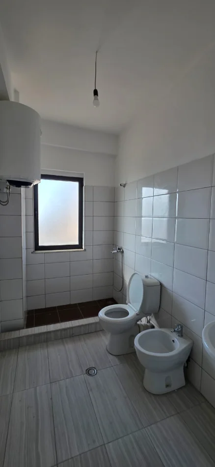 Tirane, jepet me qera apartament 2+1 Kati 5, 120 m² 500 € (Pranë Hotel Marinaj)