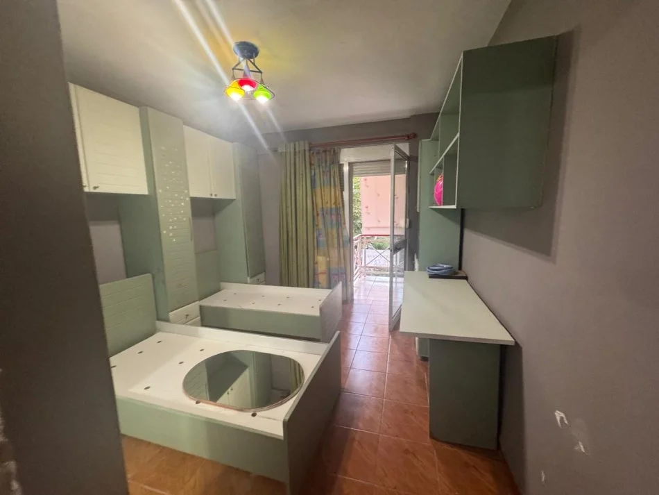 Tirane, jepet me qera ambjent biznesi Kati 1, 113 m² 1.500 € (Garda e tiranes)